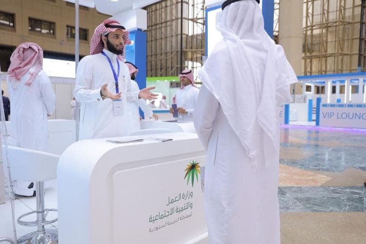 العمل والتنمية الاجتماعية و"هدف" يستعرضان برامج الدعم والتدريب والتوظيف أمام زوار أسبوع المهنة بجامعة الملك سعود